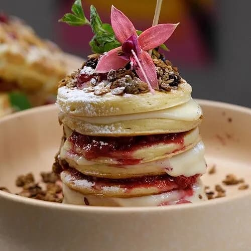 Панкейки с ванильным кремом и ягодами