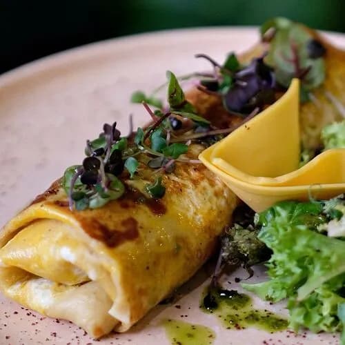 Блин с филе индейки, сыром и сливочным соусом