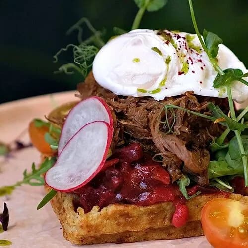 Картофельная вафля с томлёной говядиной и свекольно-фасолевым соте