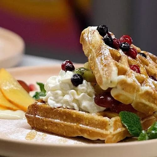 Вафля с семенами чиа и фруктами