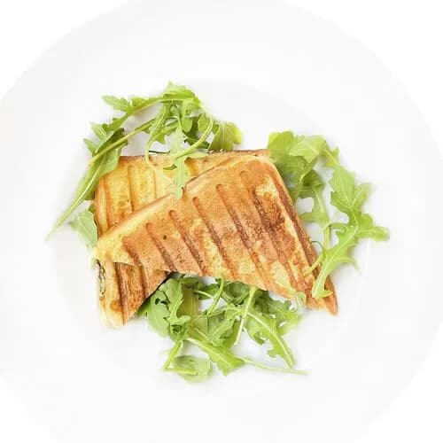 Тост с томатом и песто