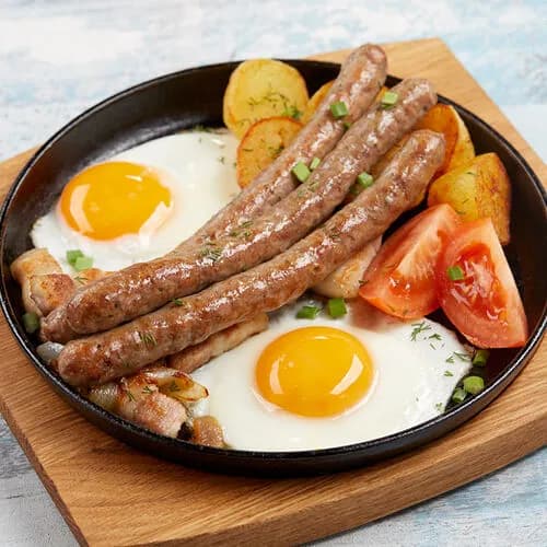 Сковородка с охотничьими колбасками и шкварками