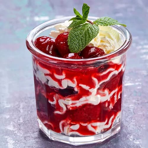 Творожный десерт с соусом из лесных ягод