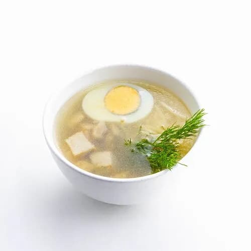 Бульон с яйцом и лапшой