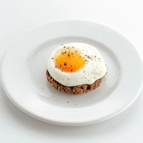 Бифштекс с жареным яйцом