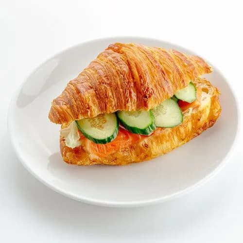 Круассан с лососем