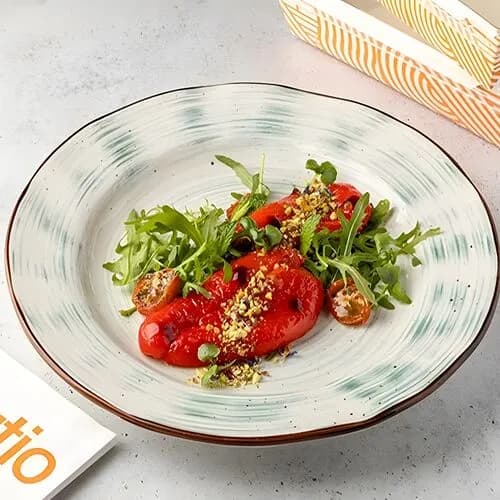 Печеные перцы с руколой и фисташками