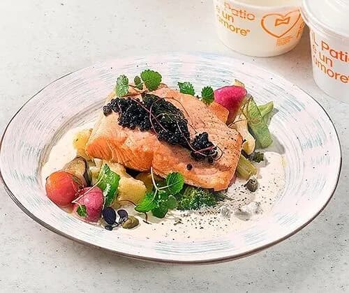 Стейк из лосося с печёными овощами