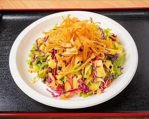 Овощной салат с хворостом из лаваша