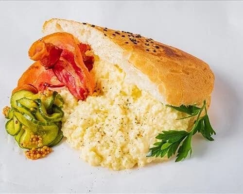 Донер со скрэмблом и беконом