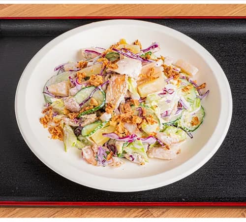 Салат с курицей на гриле и ананасом