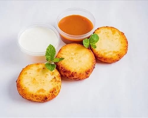 Сырники с соленой карамелью и сметаной