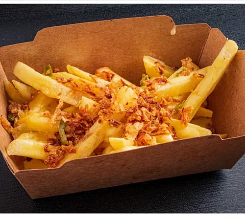 Картофель фри с соусом чеддер и жареным луком