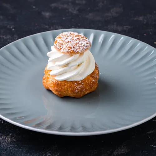 Шу с малиновым конфи и творожным кремом