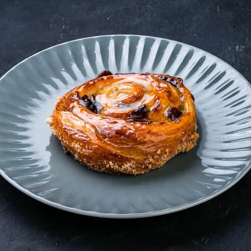 Эскарго с фисташковым кремом и клюквой