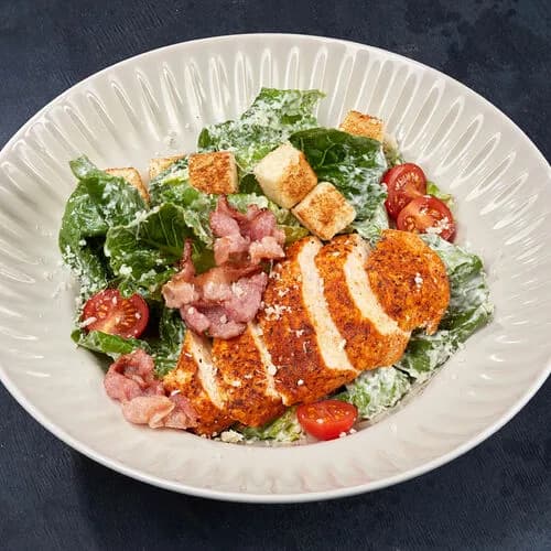 Салат Цезарь с теплой курицей и беконом