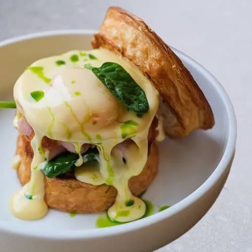 Крок-мадам на круассане с беконом