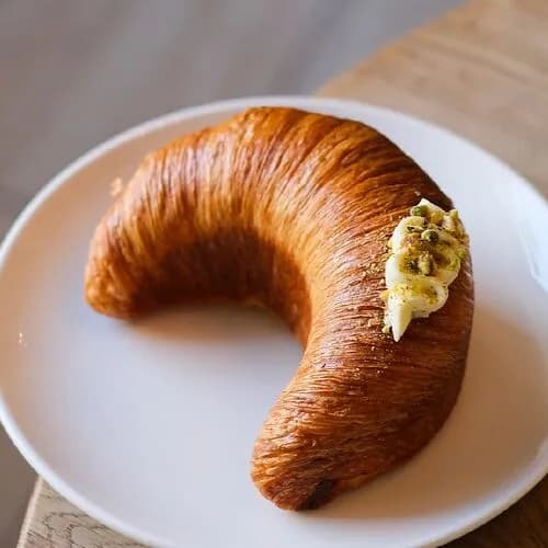 Круассан с фисташкой