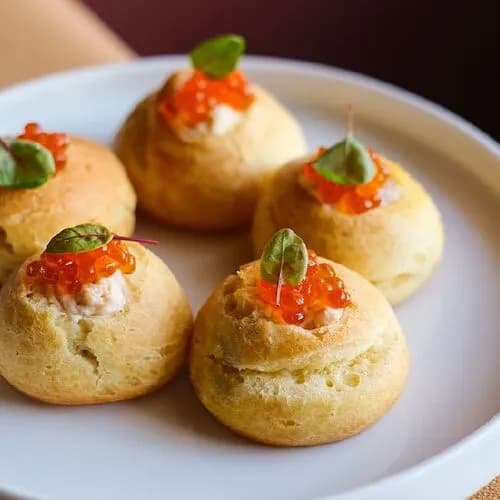 Профитроли с риетом из форели и красной икрой