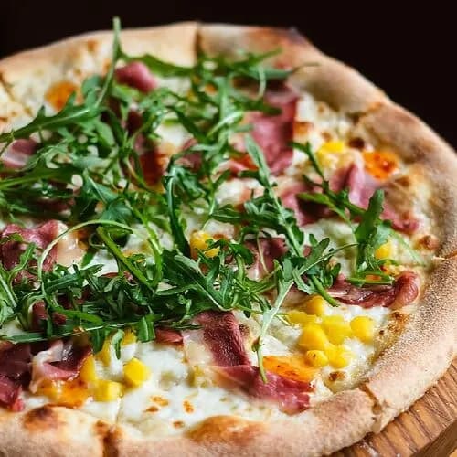 Пицца с копченой утиной грудкой и манго