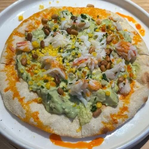 Фокачча с авокадо и крабом стригуном