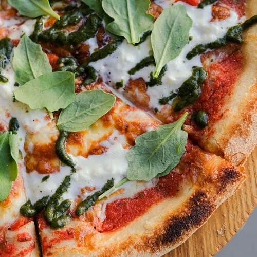 Со страчателлой и соусом песто