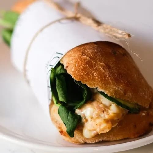 Панини с тунцом, яйцом и зеленым луком