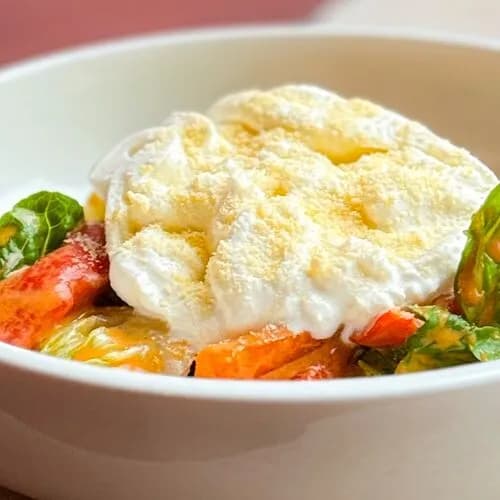 Салат с бураттой и печеным перцем