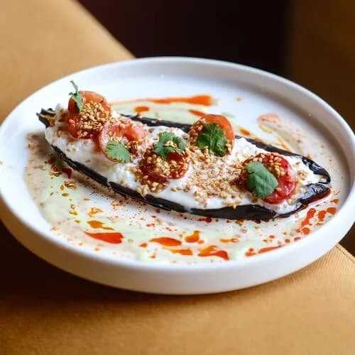 Баклажан со страчателлой и кунжутным соусом