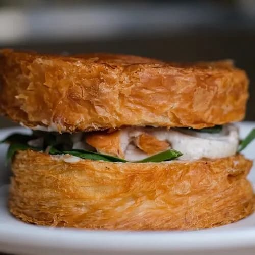 Круассан с копченым цыпленком и трюфельным соусом