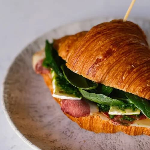 Круассан с уткой, сыром камамбер и яблочным соусом