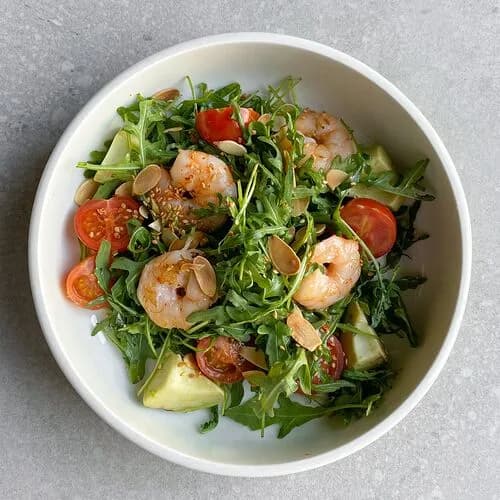 Салат с тигровыми креветками, авокадо и томатами