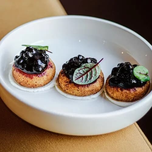 Сырники с черникой и творожным муссом