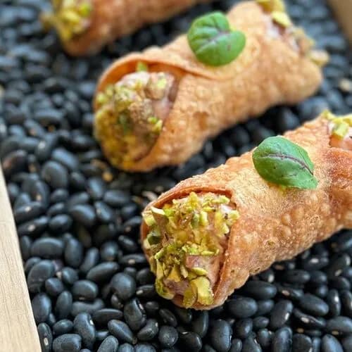 Канноли с тигровыми креветками и васаби