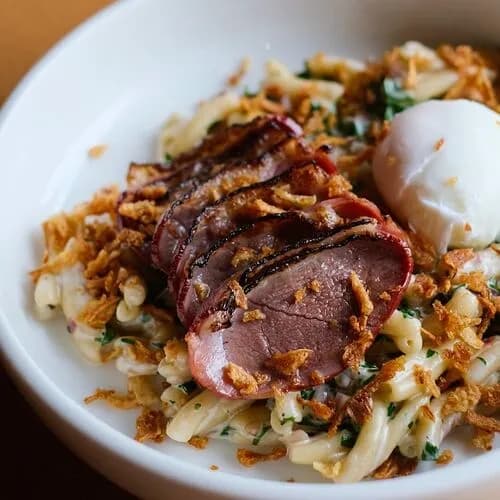 Домашние казаречче с уткой и яйцом пашот