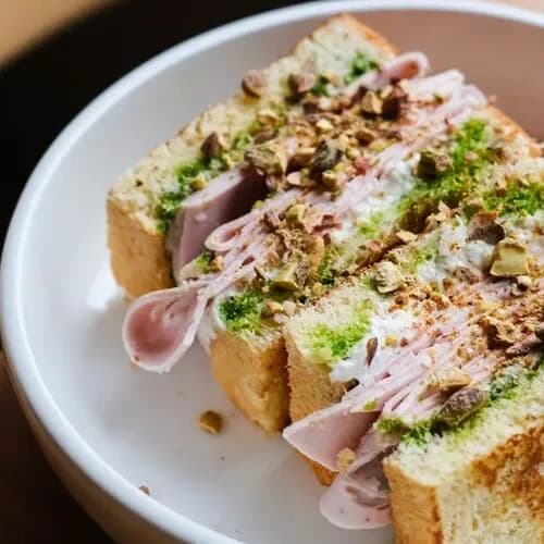 Сэндвич с мортаделлой, страчателлой и фисташкой