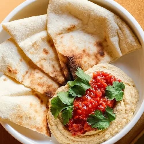 Хумус с томатной сальсой и фокаччей