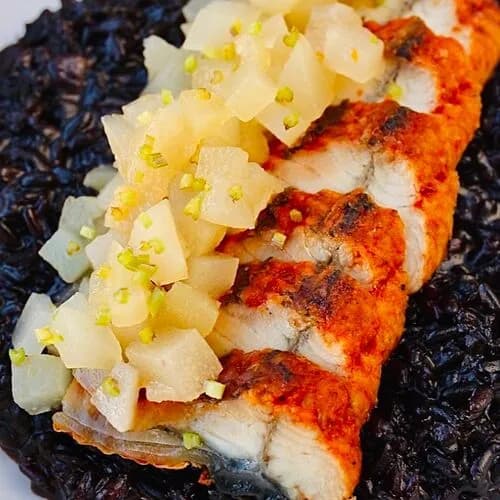 Черное ризотто с угрём, грушей и юдзу