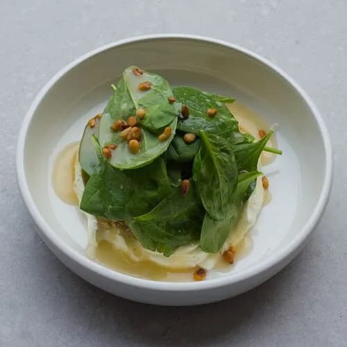 Салат с томленой грушей, форелью и сливочным сыром