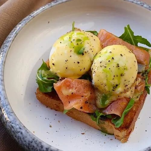 Яйцо бенедикт на бриоши с рукколой и маринованным лососем