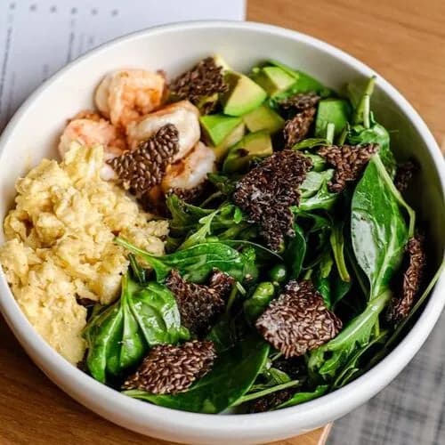 Скрембл с тигровыми креветками и зеленым салатом