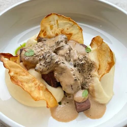 Говяжий язык со сморчками и кремом из сельдерея