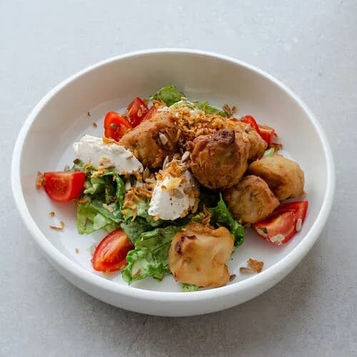 Салат с хрустящим цыпленком, томатами и горчичным сыром