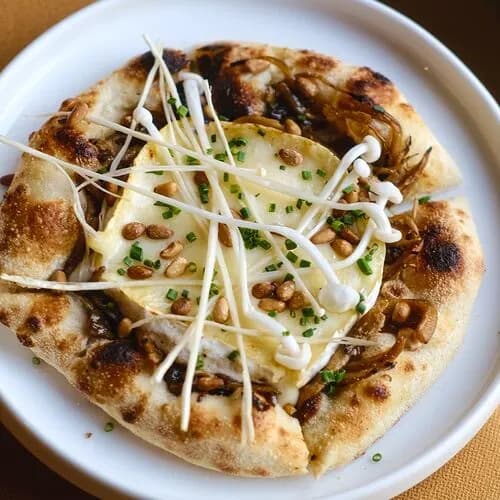 Запеченный камамбер с грибами