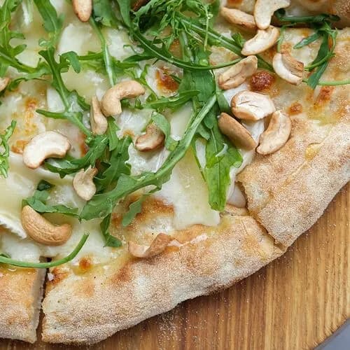 Пицца с сыром камамбер, медом и жареным кешью