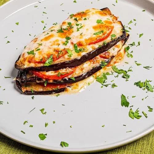 Баклажан, запеченный с моцареллой и томатом