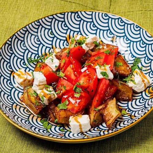С баклажаном, сыром фета и томатами