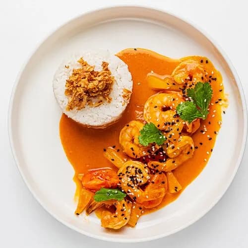 Красный карри с ананасом и креветками