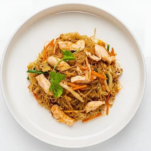 Лапша стеклянная с овощами и куриным филе