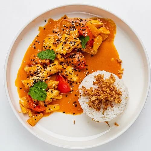 Красный карри с ананасом и курицей